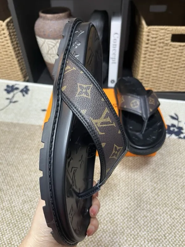 P270🏆Louis Vuitton 🏆[Louis Vuitton] Spring/Summer 2025 [Men's Flip Flops] 🎯🎯As an active family in the fashion industry ⭐ Lv is characterized by bold innovation ⚡Create this casual business style for Chinese fashionable men ✨The fabric is made of imported high-grade cowhide 🔥 Clean and neat ⚡Fashionable and elegant🌹Breathable, sweat-absorbent and deodorant👈So luxurious, high-end and domineering. 👍Must be sold if you repost the picture. Number of yards: 38--46. Color: 🎉 For large quantities. Welcome to repost.